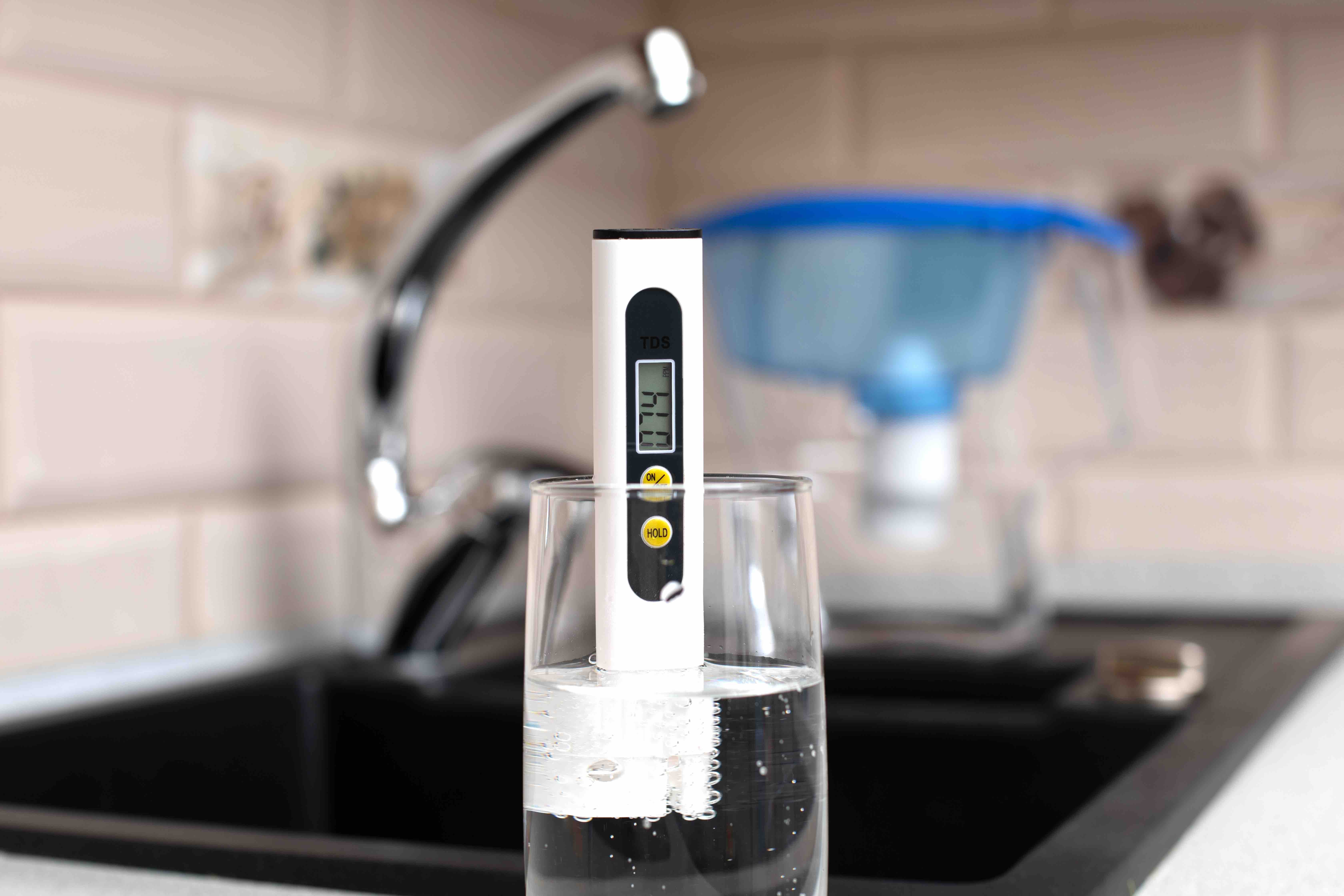 Gebruik een TDS meter om kraanwaterkwaliteit te testen.